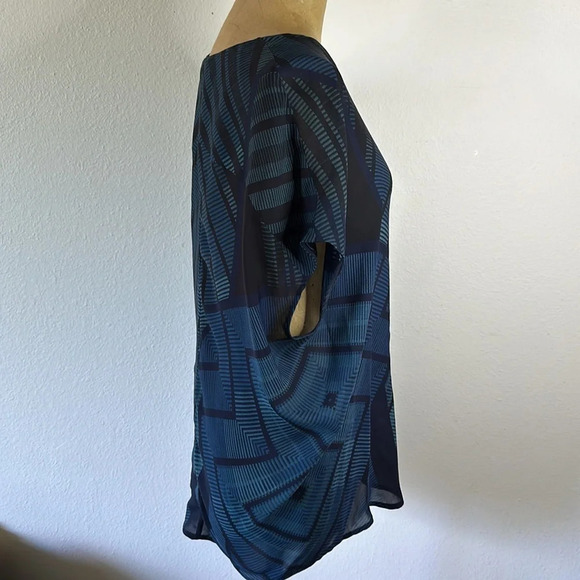 Vince sz XS silk blouse blue black geometric print great pre owned condition - Picture 2 of 8
